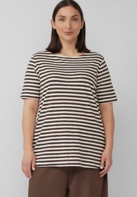 Gestreiftes T-Shirt aus Jersey mit kurzen Ärmeln, das abwechselnd braune und weiße Streifen zeigt, einen weiten Ausschnitt hat und locker geschnitten ist.