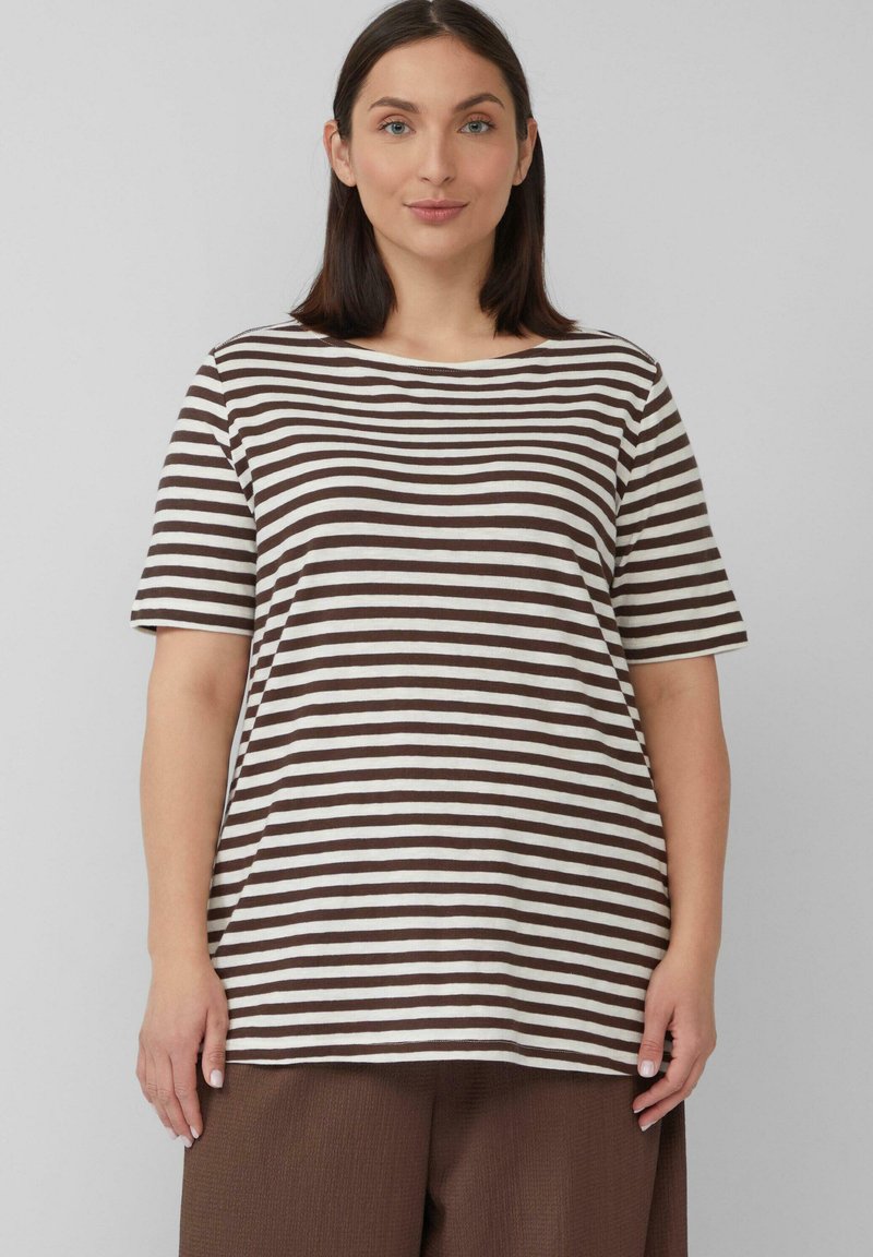 Gestreiftes T-Shirt aus Jersey mit kurzen Ärmeln, das abwechselnd braune und weiße Streifen zeigt, einen weiten Ausschnitt hat und locker geschnitten ist.