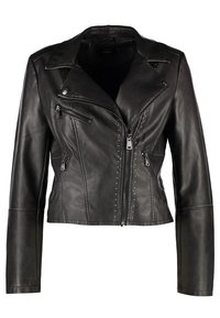 Giubbotto in pelle nera da biker con zip asimmetrica, borchie metalliche lungo la parte frontale e colletto a revers classico. Texture liscia, design corto.