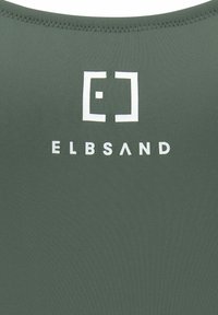 Zelené plavky s hladkou texturou, na zadní straně s bílým logem a názvem značky "ELBSAND" vytištěným tučným písmem.