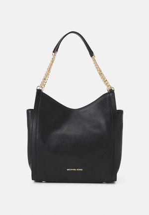 Zwarte gestructureerde leren handtas met gouden ketting en leren schouderriem, klein goudkleurig merklogo centraal geplaatst nabij de onderkant.