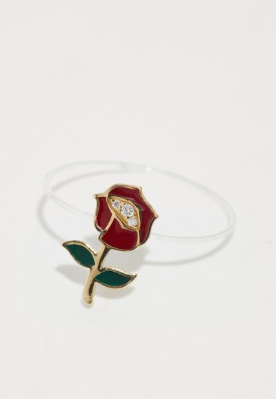 Bracciale dorato con una rosa rossa decorata con strass, foglie verdi e un bracciale trasparente. La rosa presenta dettagli smaltati e petali curvi.