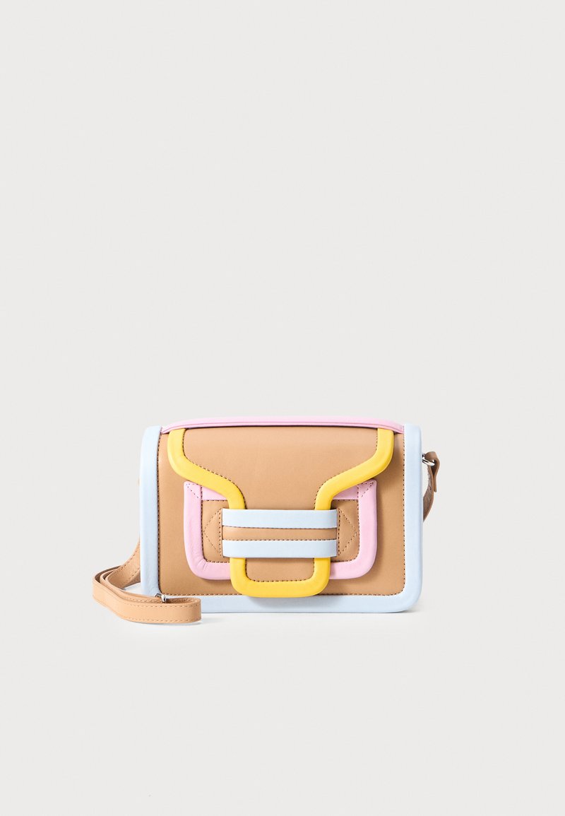 Borsa a tracolla colorata caratterizzata da pannelli in pelle beige, rosa e giallo con dettagli blu e hardware geometrico. Include una tracolla rimovibile.