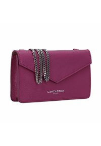 Magenta skórzany portfel z łańcuszkiem. Posiada zapięcie na klapkę oraz wytłoczone logo "Lancaster Paris" na przodzie. Gładka tekstura.