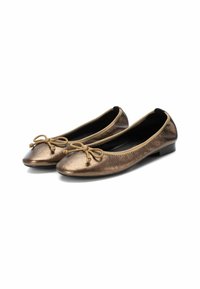 Bailarinas de bronce metalizado con punta redondeada, acento de lazo y perfil bajo. Superficie texturizada con un interior negro en contraste.