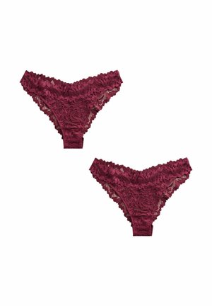 Dwie bordowe koronkowe damskie majtki w stylu bikini z kwiatowymi wzorami na białym tle.