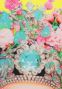 Helle Blumen- und Juwelenkrone mit großen Türkissteinen und rosa, blauen sowie grünen Blumen vor einem gelben Hintergrund.