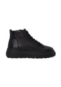 Czarne skórzane sneakersy za kostkę z teksturowanym wykończeniem, z zapięciem na sznurówki i grubą gumową podeszwą z falistym wzorem.