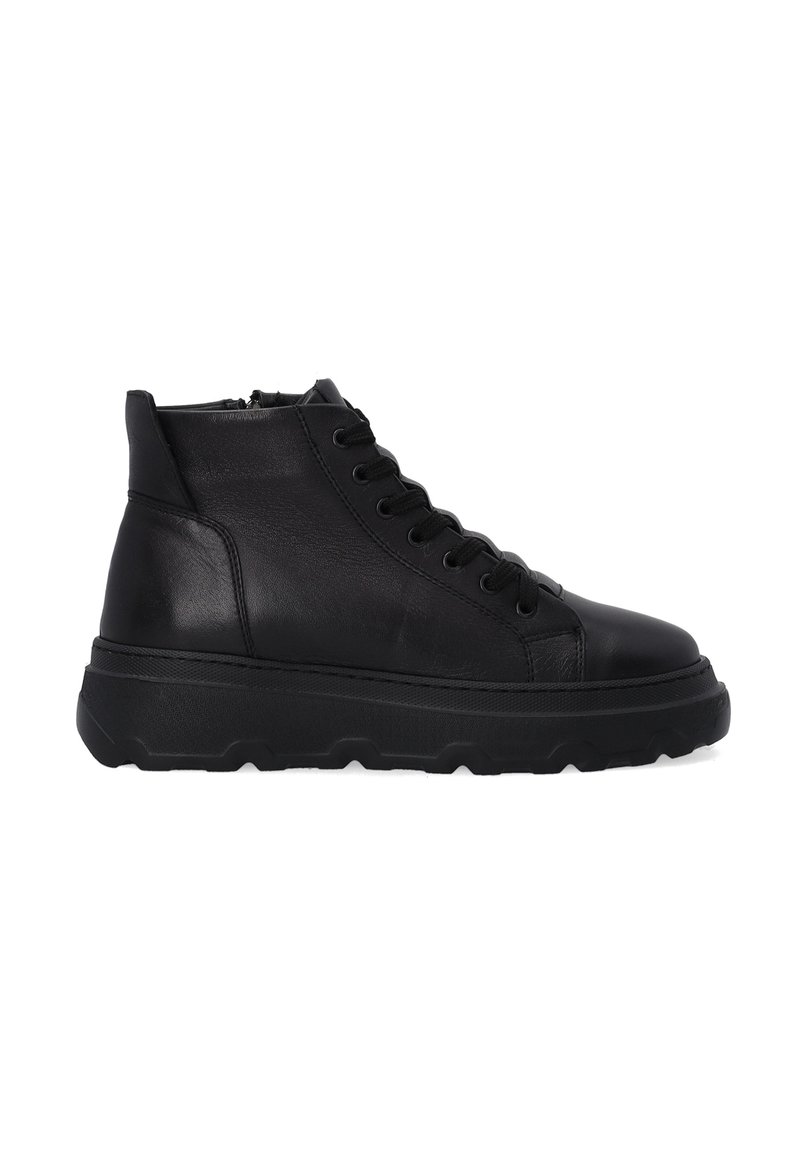 Czarne skórzane sneakersy za kostkę z teksturowanym wykończeniem, z zapięciem na sznurówki i grubą gumową podeszwą z falistym wzorem.