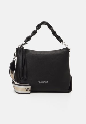 Schwarze Valentino Handtasche aus strukturiertem Leder mit gerafftem Griff und abnehmbarem beigem Logo-Riemen, dargestellt vor weißem Hintergrund.