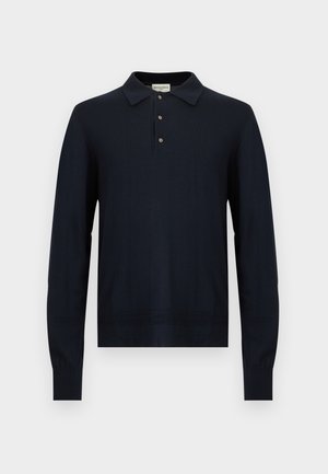 Tricou polo albastru marin cu mâneci lungi, trei nasturi, manșete bordurate și guler clasic, pe un fundal alb simplu.