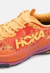 HOKA SPEEDGOAT 6 - Löparskor terräng - sherbet/beet root
