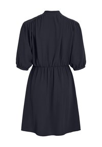 Φόρεμα κοντομάνικο, σκούρου ναυτικού χρώματος, με ψηλό γιακά, μαζεμένη μέση και ρέουσα φούστα. Μαλακή υφή και μίνιμαλ σχέδιο χωρίς σχέδια.