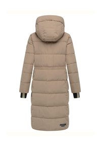 Abrigo de invierno largo acolchado beige con capucha, con acolchado horizontal y puños negros con rayas beige, vista trasera.