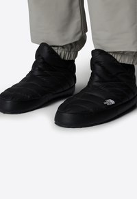 The North Face M THERMOBALL TRACTION BOOTIE - Žieminiai batai - black/white