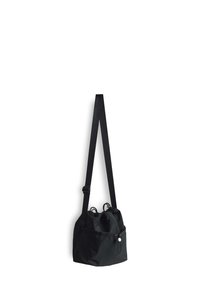 Borsa a tracolla nera con coulisse e tracolla regolabile, tasca frontale con zip e dettaglio in tono argento su sfondo bianco.