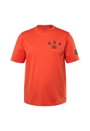 Camiseta de algodón naranja con cuello redondo, que presenta "USA" y "80" impresos en negro en el frente y una etiqueta negra en la manga.