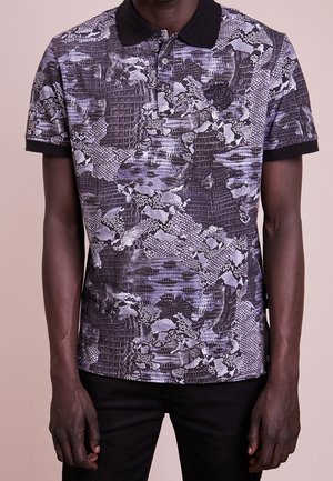 Kurzärmeliges Poloshirt in Schwarz und Grau mit einem reptilienartigen Muster, ausgestattet mit einem schwarzen Kragen und einem Akzentlogo auf der Brust.