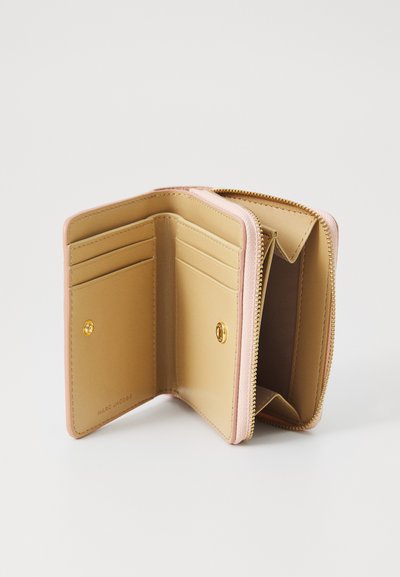 Roosa nahast rahakott kuldsete detailidega, millel on mitmeid kaarditaskuid ja lukuga compartment müntide jaoks. Siseosa on pruuni värvi.
