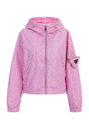 Ružová bunda s geometrickým vzorom, predným zipsom, kapucňou a elastickými manžetami. Obsahuje trojuholníkovú kapsu na ľavom rukáve.