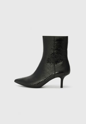 KLEOPY - Stiefelette - black