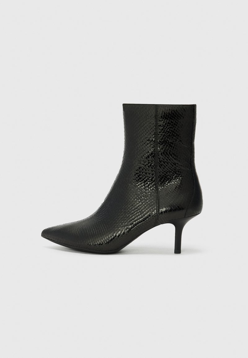Schwarze Knöchelstiefel mit spitzem Zehenbereich, aus strukturiertem Schlangenledermaterial, mit schlankem Absatz und eleganter Silhouette.