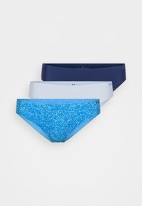 Drie paar damesonderbroekjes: één effen blauw, één effen wit en één met een abstract patroon in het blauw. Allemaal met naadloze randen en van zachte stof.