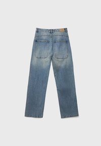 Pantalones vaqueros de denim azul claro, diseño de pierna recta, dos bolsillos traseros, textura desgastada, costura visible y una etiqueta marrón en la cinturilla.