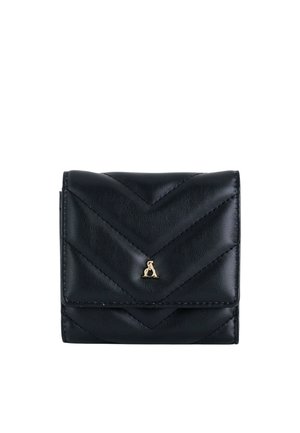 Piccolo portafoglio in pelle nera trapuntata con cuciture a Chevron e piccolo emblema dorato sulla patta anteriore.