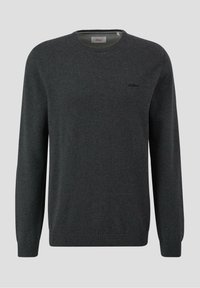 Czarnoszary sweter dzianinowy z okrągłym dekoltem, długimi rękawami i prążkowanymi mankietami. Posiada małe logo na klatce piersiowej. Miękka tekstura i klasyczny design.