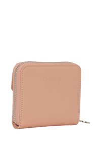 Portafoglio zip-around in morbido materiale rosa, forma quadrata, con logo impresso, zip argentata e texture liscia.