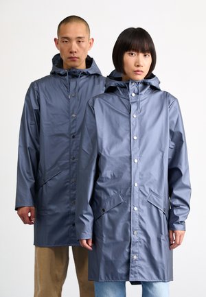 Chubasqueros azules impermeables con capucha, que cuentan con cierres a presión y bolsillos delanteros. Textura suave y diseño hasta la rodilla.