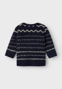 Maglione lavorato a maglia blu navy con motivi geometrici crema, con scollo rotondo e maniche a tre quarti. Tessuto morbido, spessore medio.