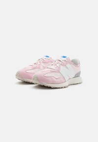 Sneakers rosa e bianchi con una tomaia in suede e mesh, dotati di accenti laterali curvi, lacci rotondi e un cappuccio sul tallone grigio.