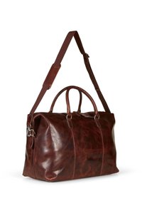 Hnědá kožená cestovní taška s dvěma horními uchy a odnímatelným ramenním popruhem. Má hladký povrch a viditelné švy.