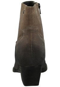 Stivaletto in camoscio taupe con tacco affusolato, zip laterale e dettagli di cucitura. Il design presenta una texture liscia e una silhouette arrotondata.