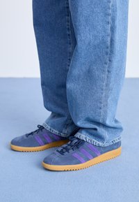 Selecionado, night indigo/purple rush/gum