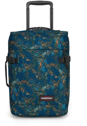 Zaino a rotelle con base blu e motivo astratto arancione e verde. Presenta manico retrattile e tracolla laterale. Marchio Eastpak sul davanti.