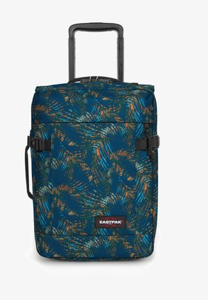 Zaino a rotelle con base blu e motivo astratto arancione e verde. Presenta manico retrattile e tracolla laterale. Marchio Eastpak sul davanti.