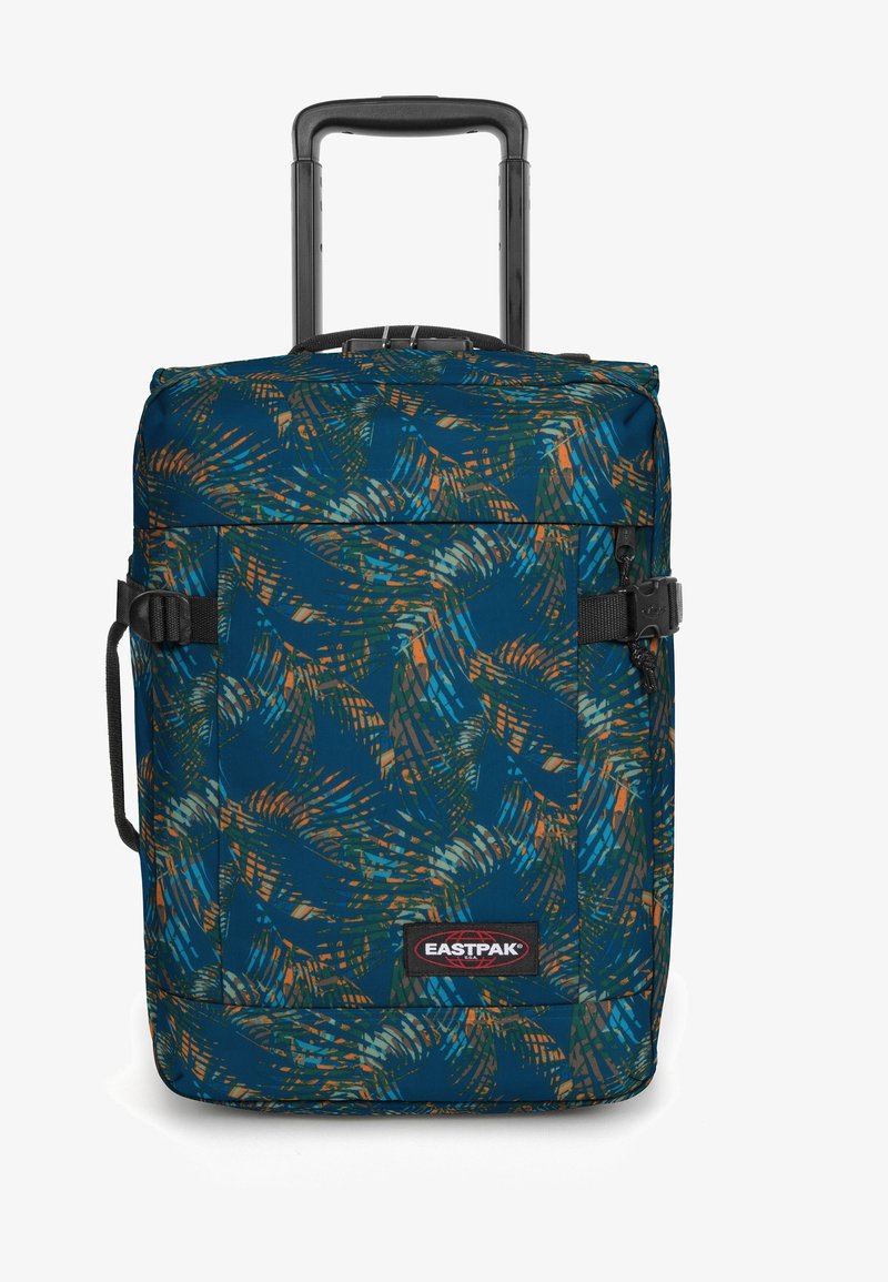 Zaino a rotelle con base blu e motivo astratto arancione e verde. Presenta manico retrattile e tracolla laterale. Marchio Eastpak sul davanti.