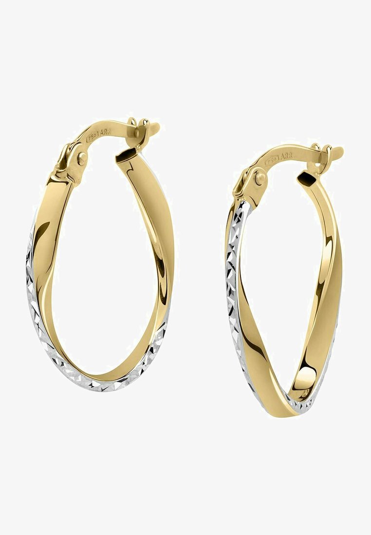 Goldfarbene Creolen mit einer polierten Oberfläche, einem geometrischen silbernen Akzent und einem sicheren Schnappverschluss, mit einer glatten und reflektierenden Textur.