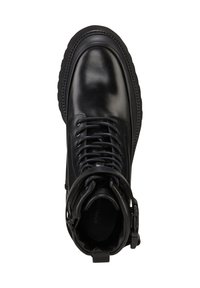 Bota de cuero negra con punta redondeada, delantero con cordones y cierre de cremallera en el lateral. Suela texturizada y detalle de cuello acolchado.