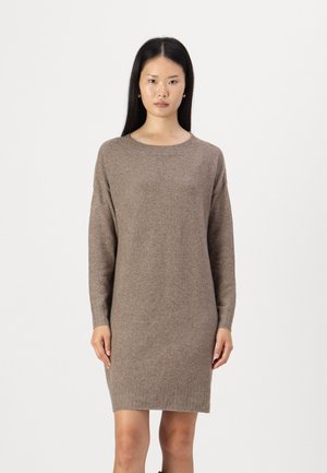 Robe pull en tricot marron avec des manches longues et un col rond ; présente des poignets et une ourlet côtelés pour ajouter texture et structure.