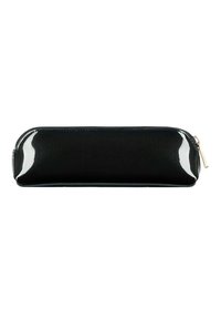 Trousse noire en matériau brillant, dotée d'une texture lisse, d'une fermeture éclair et d'un design épuré et allongé.