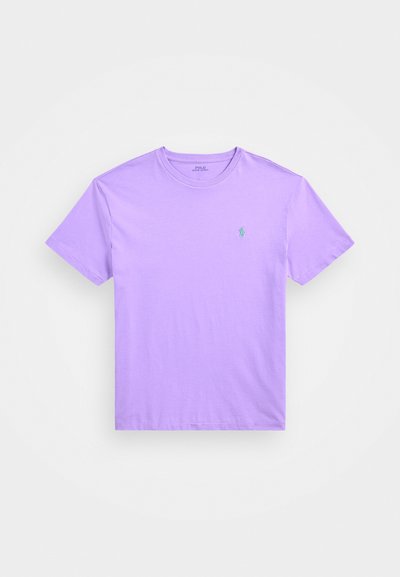 Šviesiai violetinė medvilninė marškinėliai su apvalia iškirpte, trumpomis rankovėmis ir mažu žaliu polo logotipu kairėje krūtinės pusėje. Lygus paviršius.