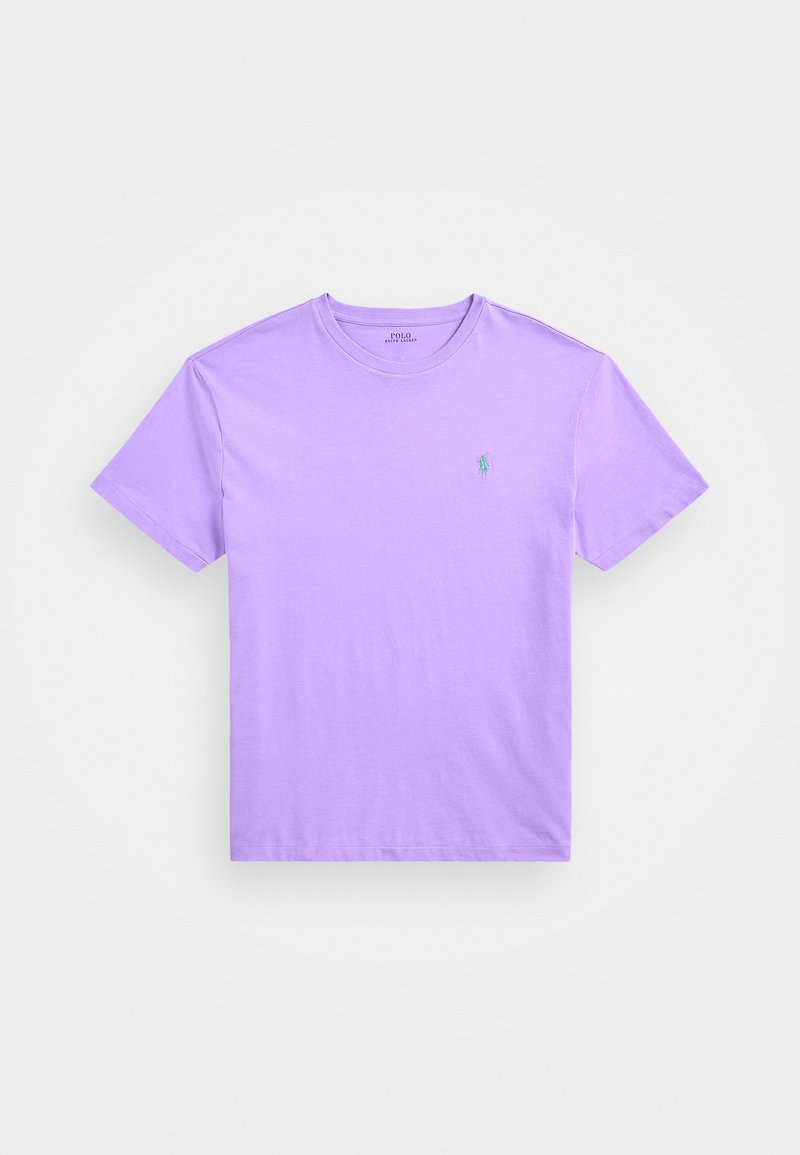 Svijetlopurple pamukasta majica s okruglim izrezom, kratkim rukavima i malim zelenim polo logom na lijevoj strani prsnog koša. Glatka tekstura.