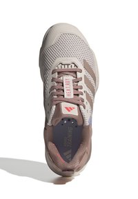 Scarpa da allenamento grigia chiara con tomaia in rete, dettagli marroni e tre strisce laterali. Presenta una linguetta imbottita, lacci e una soletta con marchio.