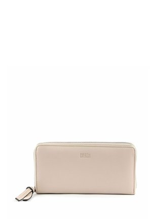 Portefeuille beige clair à fermeture éclair entourante avec une languette en cuir et le logo embossé "FREDs BRUDER" au centre devant.