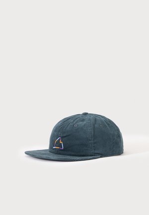 Berretto da baseball in velluto a coste verde petrolio scuro con visiera piatta e piccolo logo triangolare ricamato colorato sul lato anteriore sinistro.
