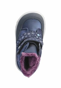 Botte d'hiver bleu marine pour enfant avec une sangle velcro à motif d'étoiles et doublure en polaire violette, vue d'en haut sur un fond blanc.